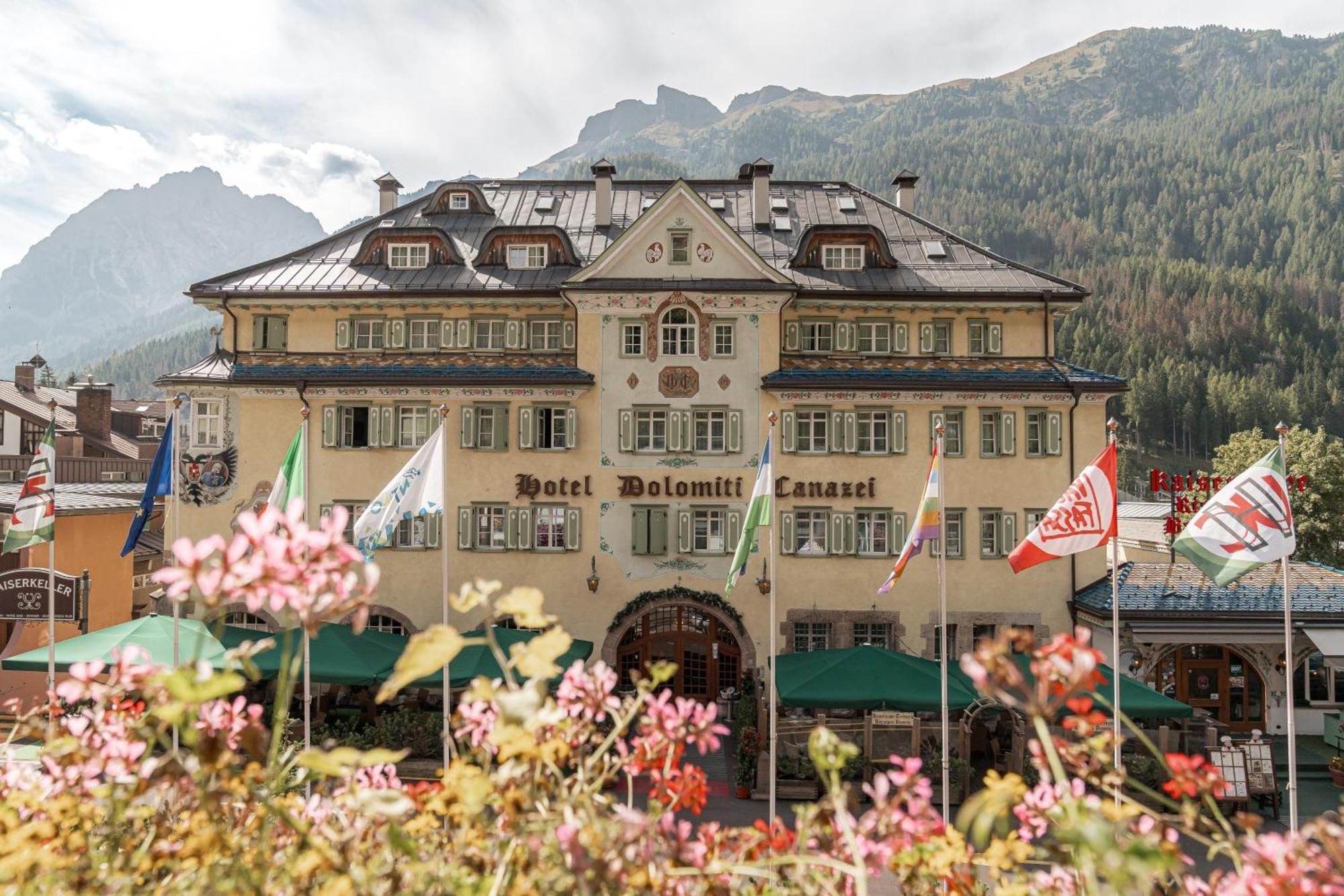 Hotel Dolomiti Schloss Canazei Exterior photo